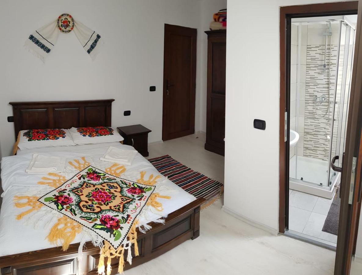 Hotel CASA Fratii MÂT à Moisei Extérieur photo